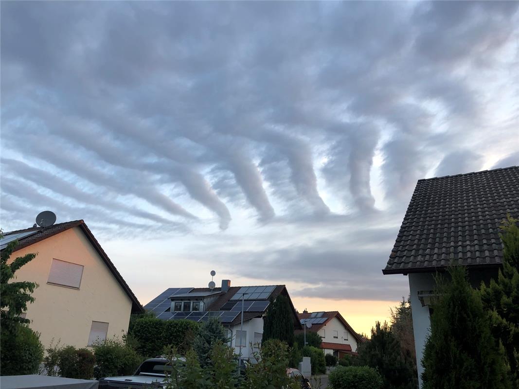 Von Jürgen Dargel aus Gäufelden. Frühmorgendliche Wolkenkunst in Nebringen.