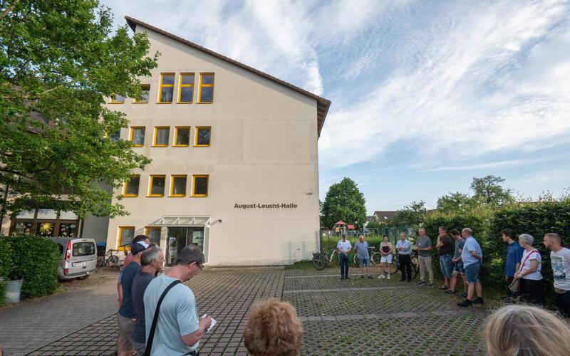 Von außen und von innen haben die Jettinger Gemeinderäte die sanierungsbedürftige August-Leucht-Halle in Augenschein genommen. GB-Foto: Vecsey