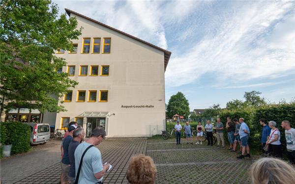 Von außen und von innen haben die Jettinger Gemeinderäte die sanierungsbedürftige August-Leucht-Halle in Augenschein genommen. GB-Foto: Vecsey