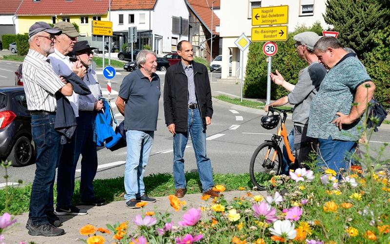 Von der Blumenbepflanzung halten die Teilnehmer viel, vom Verkehrsaufkommen dagegen eher wenig. Mötzingens Bürgermeister Marcel Hagenlocher (Mitte) stellte sich beim Spaziergang den Fragen der Bürger. GB-Foto: Holom