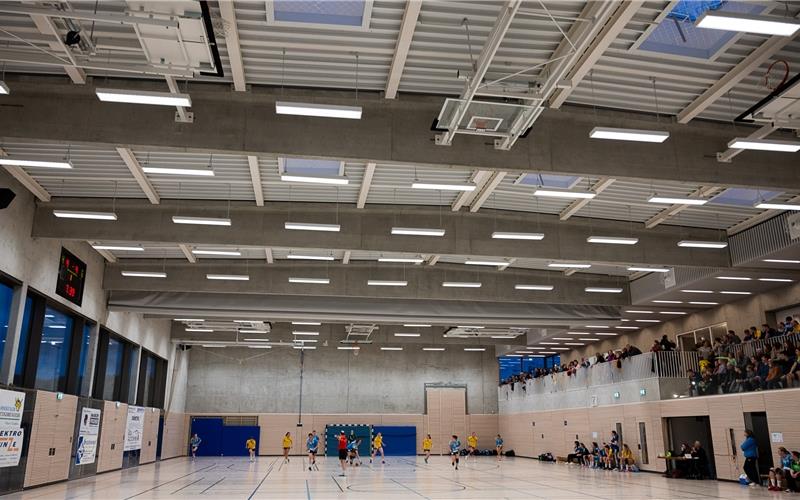 Von der Empore in der neuen Sporthalle in Entringen (rechts) sind die Zuschauer etwas näher an das Spielfeld herangerückt GB-Fotos: Schmidt