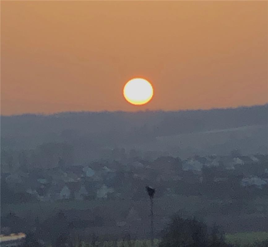 Von einem Feld bei Nufringen knipste Carmen Koebe diesen Sonnenuntergang über Af...