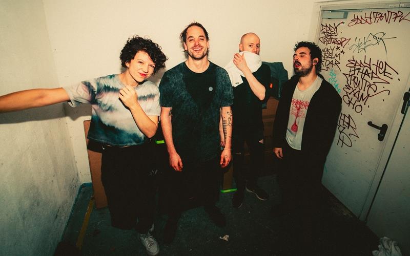 (Von links) Lola Schrode (Bass), Mathias Bloech (Gesang, Gitarre), Marius Bornmann (Schlagzeug) und Philipp Koch (Gitarre, Gesang) bilden die Band Heisskalt, die heute im Jugendhaus auftritt. GB-Foto: gb