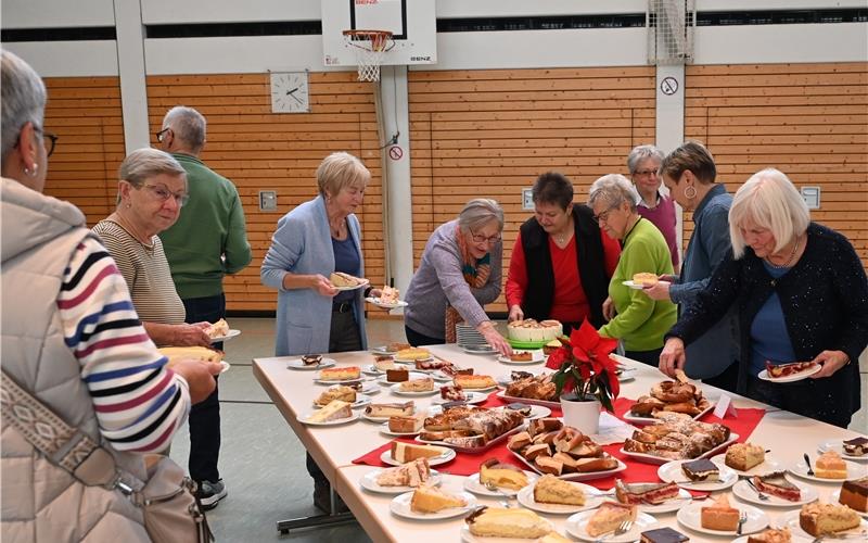 Von wegen Schlacht am Kuchenbüfett: Die Stücke lagen bereits auf den Tellern undes war genug für alle da.GB-Foto: Reichert