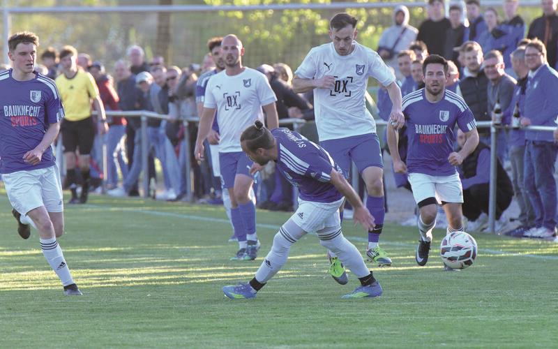 Vor 250 Zuschauern schaffte die SG Altingen/Entringen (weiße Trikots) den Finaleinzug. GB-Foto: Holom