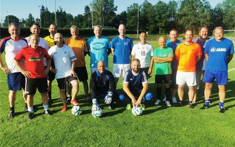 Es wird noch einen Überraschungsgast geben Vor allem die „dritte Halbzeit“ war phänomenal – die lockere Trainingsrunde hat den ehemaligen Herrenberger Spielern sichtlich Spaß gemacht (hinten von links): Trainer Thomas Münchinger, Marcel Kohl, Uwe Hörmann, Jochen Mai, Dirk Münchinger, Andreas Hirsch, Heiner Seeger, Vasi Aslanidis, Betreuer Robbie Schuhmacher, Matthias Kuhn, Betreuer Frank Ulmer, Achim Leber, (vorne von links) Markus König, Harald Kegreiß, Thomas Gall und Volker FlisterGB-Foto: gb