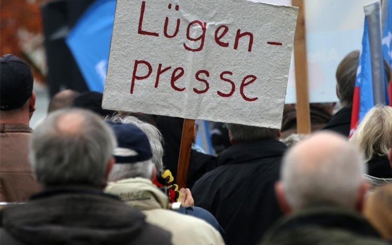 Vor allem im Osten Deutschlands ein gern gemachter Vorwurf: AfD-Anhänger prangern in Rostock die „Lügenpresse“ an. Foto: Bernd Wüstneck