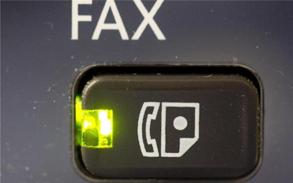 Vor allem in der Pandemie spielte das Faxgerät weiter eine wichtige Rolle bei der Datenübermittlung. Foto: Kay Nietfeld/dpa