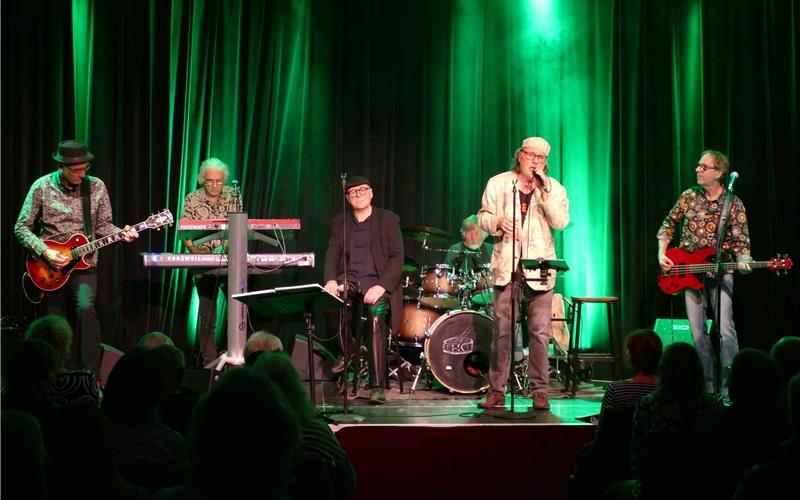 Vor ausverkauftem Mauerwerk tauchte die seit ihrer Gründung unveränderte Formation aus dem Stuttgarter Raum ein in Klassiker der Rockmusik. GB-Foto: Stadler