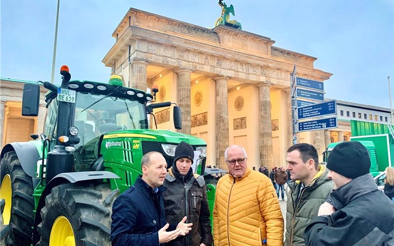 „Es war beeindruckend“ Vor dem Brandenburger Tor (von links): Marc Biadacz, Stephan Schäberle, Ernst-Martin Schäberle und zweiLandwirte ausLudwigsburgGB-Foto: gb