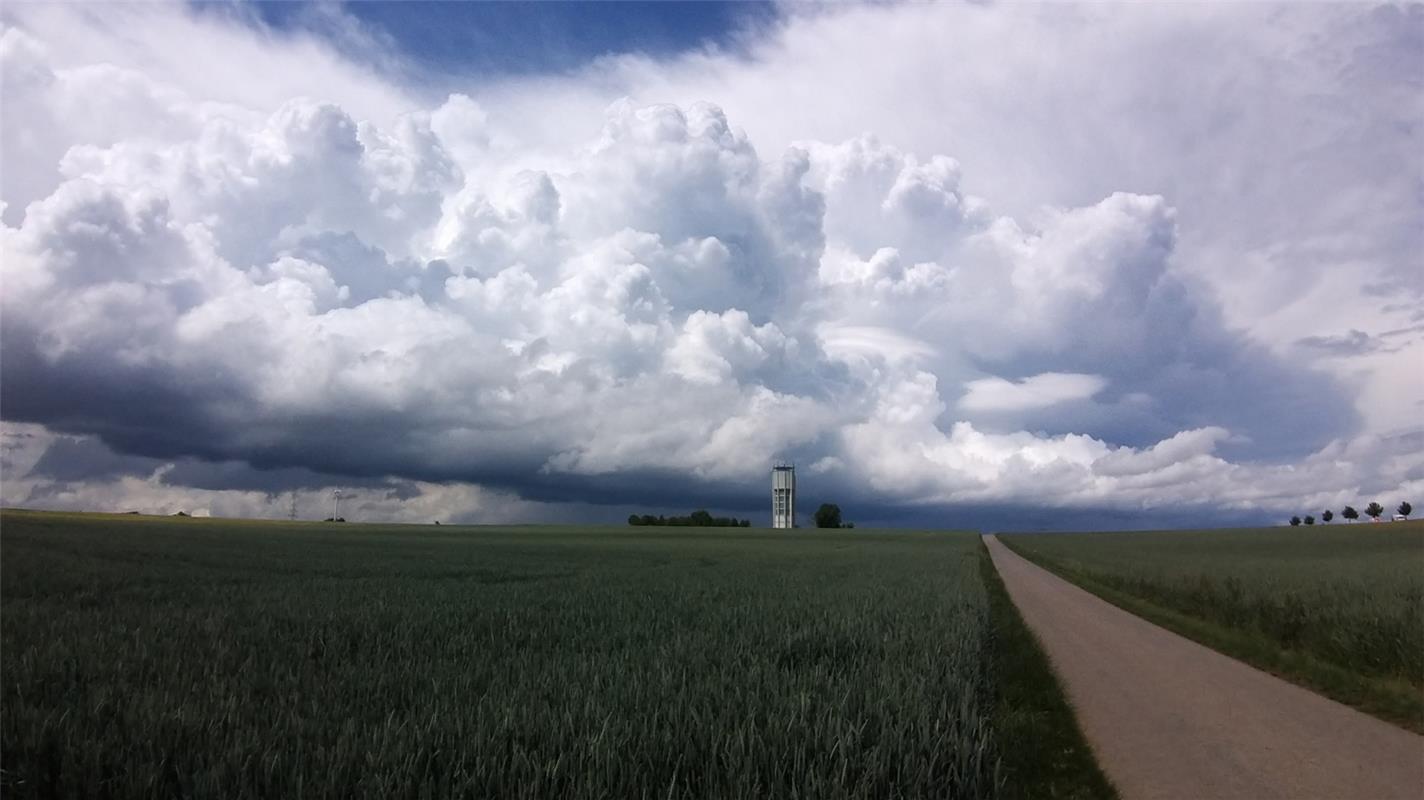 Vor dem Gewitter in Oberjettingen zückte Oliver Weik aus Wildberg die Kamera. 