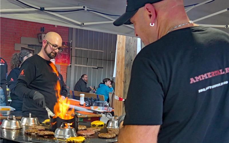 Vor dem „Kronawirt“ in Gültstein bereitetet Alexander Kisch vom Grillsportverein „Ammertal Bruzzler“ Burger, Pulled Pork und die Eigenkreation „Ammertal-Bruzzler“ zu. Den Erlös erhalten die DKMS und „Hilfe für kranke Kinder“. GB-Foto: Gokeler
