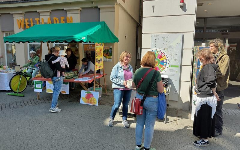 Vor dem Weltladen in Herrenberg blieben viele Passanten stehen, drehten am Glücksrad oder versuchten sich in einem Quiz. GB-Foto: gb