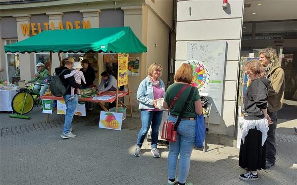 Vor dem Weltladen in Herrenberg blieben viele Passanten stehen, drehten am Glücksrad oder versuchten sich in einem Quiz. GB-Foto: gb
