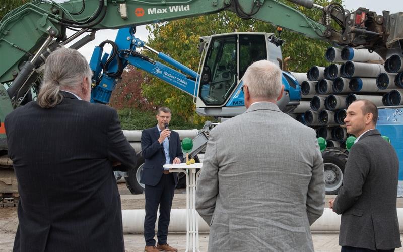 Vor dem symbolischen Spatenstich für den Anschluss der Hausemer Wasserversorgung an die Ammertal-Schönbuchgruppe: Matthias Schöck am Mikrofon und Dr. Stefan Belz (ganz rechts). GB-Foto: Vecsey