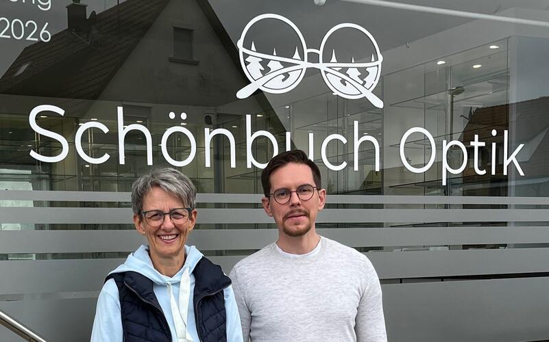 Vor der Schönbuch Optik: Kay Sailer und Elke Kegreiß, die zuvor dort den Friseursalon geführt hat. GB-Foto