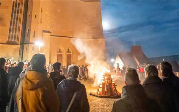 Vor der Stiftskirche leuchtet am Sonntagmorgen das Osterfeuer. GB-Foto: Vescey