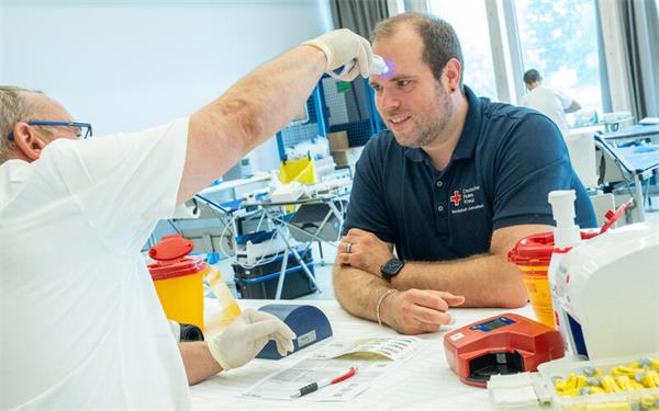 Vor der ersten Blutspende muss der Gesundheitszustand des Spendewilligen geprüft werden. Hat er beispielsweise eine erhöhte Temperatur? Bei der Premiere in Altingen lief alles wie am Schnürchen. GB-Foto: Vecsey