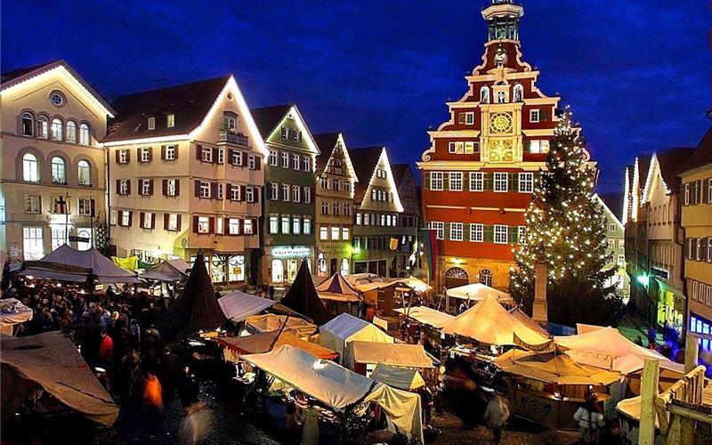 Vor historischer Kulisse: Der Weihnachtsmarkt in Esslingen. GB-Foto