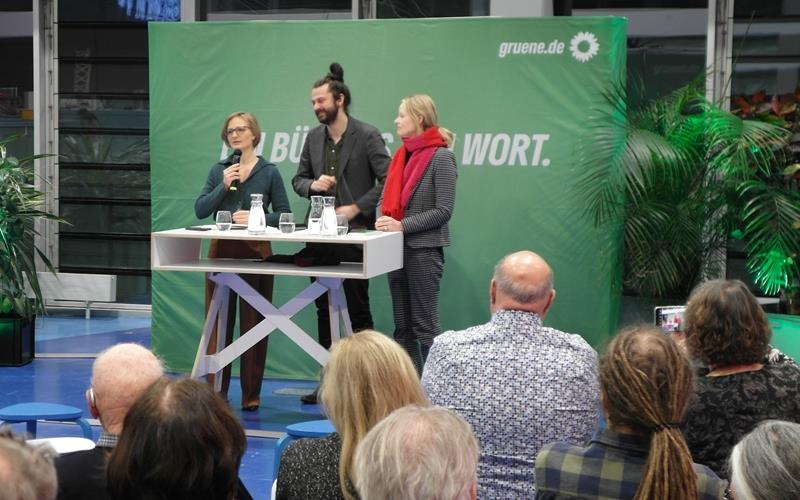 Vor knapp 100 Gästen im Böblinger Start-up-Zentrum „AI xpress“ haben die Bundesvorsitzende der Grünen, Franziska Brantner (links), der erneut kandidierende Grünen-Bundestagsabgeordnete des Wahlkreises Böblingen, Tobias B. Bacherle, und die Landesumweltministerin Thekla Walker ihre Partei beim „Wahlkampfhöhepunkt“ als wirtschaftsfreundlich, zukunftsorientiert und ökologisch in Stellung gebracht. GB-Foto: Staber