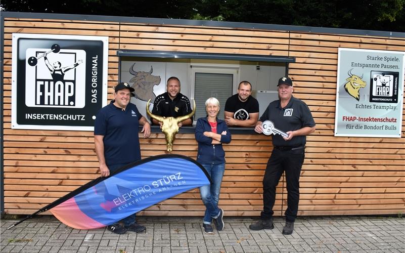 Vor und in dem neuen Verkaufsstand (von links nach rechts): Matthias Böhl, Oliver Fritsch, Yvonne Endler-Fritsch, Moriz Fritsch und Andreas Piscol.