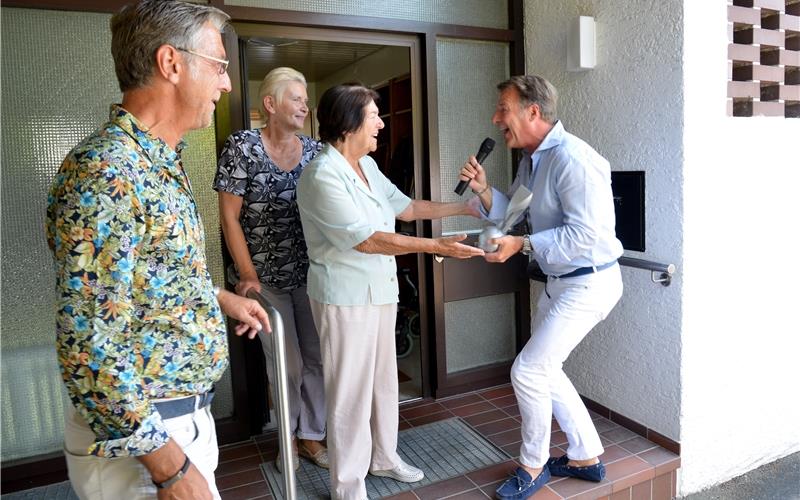 Die Dichterin der Schlagerstars Vor zwei Jahren überreichte Schlagerstar Patrick Lindner der damals 91-jährigen Irma Holder persönlich bei ihr zu Hause in Gärtringen den DeutschenMusikpreis der Gema GB-Foto (Archiv): Holom