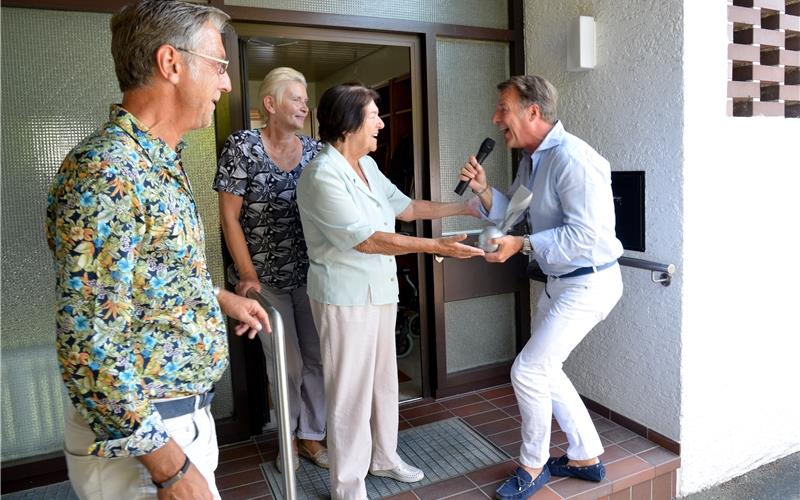 Vor zwei Jahren überreichte Schlagerstar Patrick Lindner der damals 91-jährigen Irma Holder persönlich bei ihr zu Hause in Gärtringen den DeutschenMusikpreis der Gema GB-Foto (Archiv): Holom