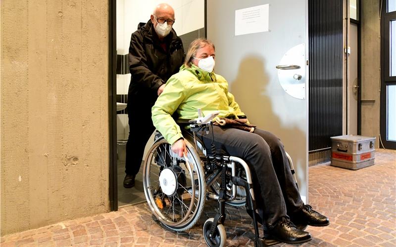 Vorbildhaft barrierefrei finden Karin und Ulrich Thomas die Behinderten-Toilette im Jettinger Rathaus. GB-Foto: Holom