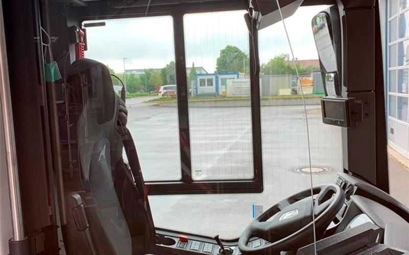 Busse jetzt mit Trennscheiben Vordereinstieg und Ticketkauf wieder möglich: Dank der neu eingebauten Trennscheiben sind Fahrgäste und Personal geschützt GB-Foto: gb