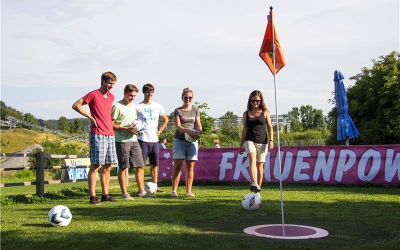 „Gäubote“-Familien-Tour: Ballgefühl gefragt, ob mit großen oder kleinen Kugeln Vorsichtig heranpirschen oder kräftig abschlagen? Diese Frage stellt sich auf der „Fußball-Golfanlage“. GB-Foto: Seepark Pfullendorf