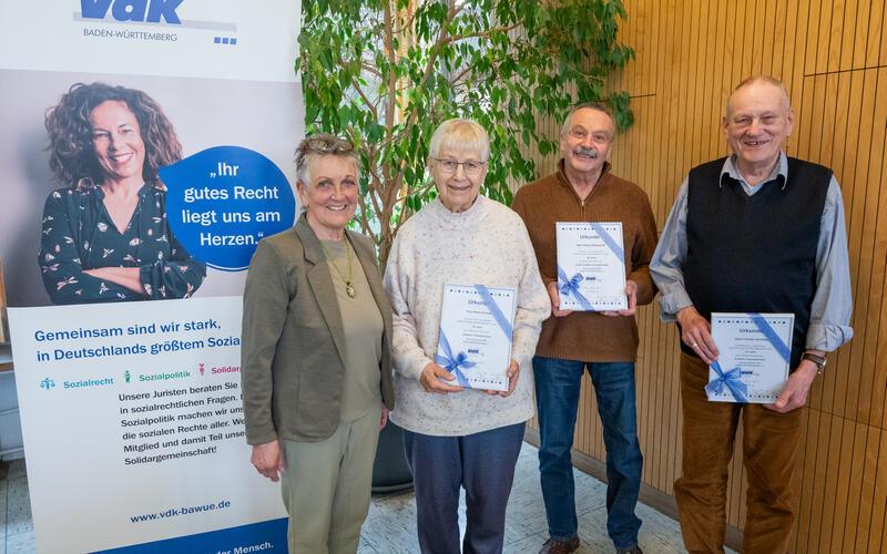 Vorsitzende Margret Klanfer (von links) ehrt die auf der Versammlung anwesenden Jubilare Petra Vicinus (25 Jahre), Klaus Marquardt (50 Jahre) und Günter Achilles (25 Jahre). GB-Foto: Vecsey