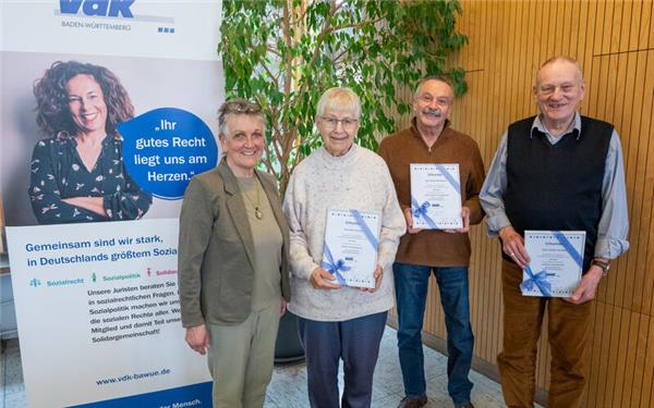 Vorsitzende Margret Klanfer (von links) ehrt die auf der Versammlung anwesenden Jubilare Petra Vicinus (25 Jahre), Klaus Marquardt (50 Jahre) und Günter Achilles (25 Jahre). GB-Foto: Vecsey