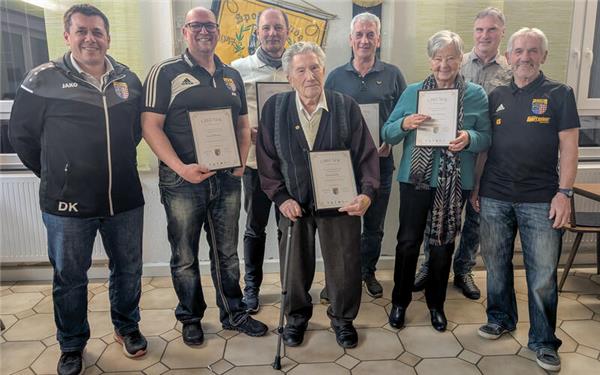 Vorsitzender Daniel Klein (von links) mit den geehrten Mitgliedern Harald Mirrione, Ralf Wurmbäck, Roman Richter, Dieter Schellmann, Hannelore Thormann und Rainer Braitmaier, rechts Ehrenvorsitzender Karl-Heinz Schnell. GB-Foto: Bauer