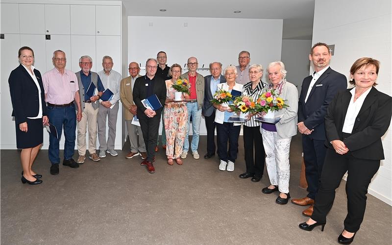 Vorständin Caroline von Plotho (links), ihr Kollege Harry Krieg (Zweiter von rechts) und die Aufsichtsratsvorsitzende Monika Gaiser (rechts) ehrten Mitglieder für 50- und 60-jährige Zugehörigkeit zur VR-Bank Ehningen-Nufringen und deren Vorgängerinstitute. Von links: Otto Beier, Fritz Berner, Kurt Walz, Willi Schuster, Martin Huttenlocher, Klaus Petersen, Else Haug, Klaus Hartmann, Kurt Hornikel, Hildegard Pauls, Wolfgang Stocker, Erika Schaffernicht und Marliese Kötzle. GB-Foto: Reichert