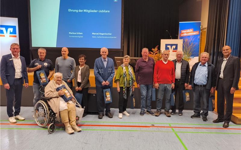 Vorstand Markus Urban (links) und der frühere Mötzinger Bürgermeister und stellvertretende Aufsichtsratsvorsitzende Marcel Hagenlocher (rechts) ehrten zahlreiche Mitglieder für 40, 50 und 60 Jahre Treue zur Bank. GB-Foto: Straub