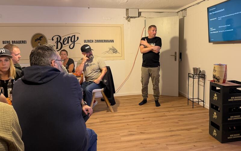 Vorstand Michael Stapf und Co. machten sich bei einer außerordentlichen Mitgliederversammlung auf die Suche nach einem neuen Namen. GB-Foto: Straub