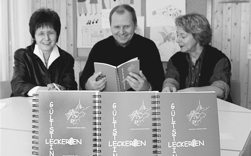 Vorstellung des Gültsteiner Kochbuchs im Jahr 2001 (von links): Helga Blech-Albrecht, Wolf Rüdiger Weichold und Jutta Widmayer GB-Foto (Archiv): Bäuerle