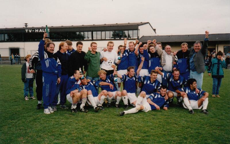 Vorzeitig den Landesliga-Aufstieg perfekt gemacht: Das TSV-Meisterteam mit Helmut Hörmann (re. stehend) in Gültstein. GB-Foto: gb