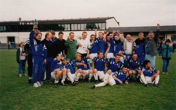 Vorzeitig den Landesliga-Aufstieg perfekt gemacht: Das TSV-Meisterteam mit Helmut Hörmann (re. stehend) in Gültstein. GB-Foto: gb