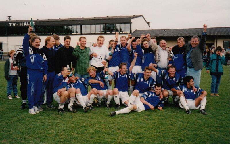 Vorzeitig den Landesliga-Aufstieg perfekt gemacht: Das TSV-Meisterteam mit Helmut Hörmann (re. stehend) in Gültstein. GB-Foto: gb