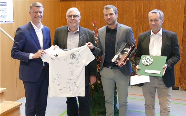 WFV-Präsident Matthias Schöck (von links) und Michael Spörer (Vorsitzender des Fußballbezirks Stuttgart/Böblingen) beglückwünschen Michael Landenberger (SVM-Vorsitzender) und Jürgen Lutz (stellvertretender SVM-Vorsitzender). GB-Foto: Stadler