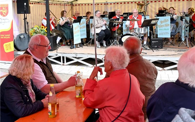 Während „Heilix Blechle“ auf der Bühne spielte, ließen es sich die Besucher schmecken. GB-Foto: Holom