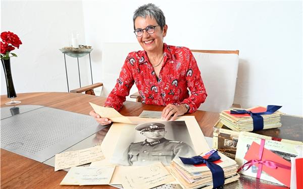 Während der Corona-Pandemie befasste Gabi Weber-Urban sich mit Feldpostbriefen ihres Opas mütterlicherseits. Gleich bei der ersten Teilnahme an einem Mundart-Schreibwettbewerb heimste die pensionierte Lehrerin dafür einen Preis ein.GB-Foto: Holom