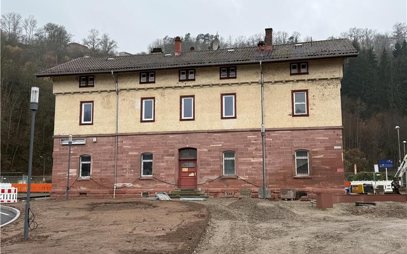 Während die Arbeiten auf Hochtouren laufen, hat man für den denkmalgeschützten Bahnhof noch keinen Investor gefunden.GB-Foto: Priestersbach
