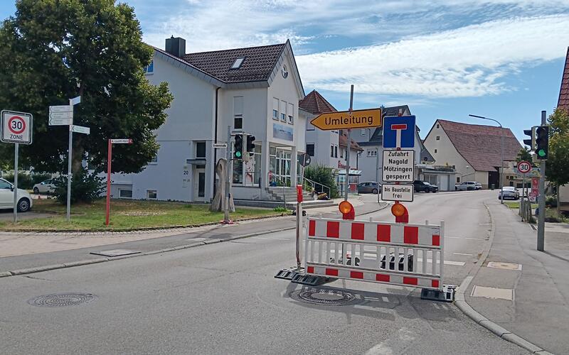 Während die von der Baustelle betroffenen Geschäfte den Durchgangsverkehr vermissen, könnten die Anwohner in der Umleitungsstrecke darauf verzichten. GB-Fotos: gb