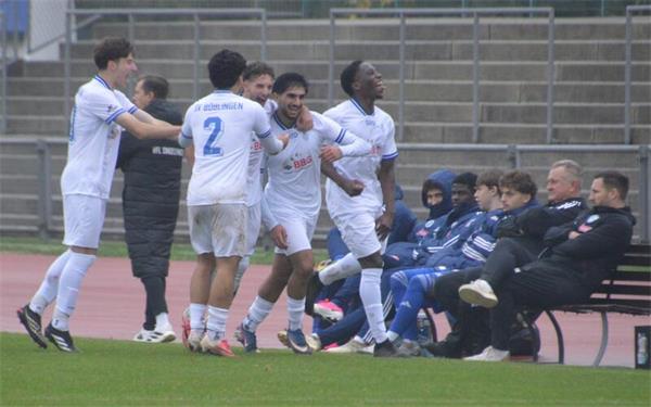 Während man auf der Bank des VfL Sindelfingen bedröppelt dreinblickt, bejubelt die SVB das zwischenzeitliche 3:1 von Jamie-Noah Demir (Zweiter von rechts). GB-Foto: edip