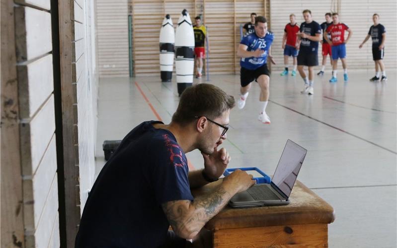 Während seine Spieler beim Leistungstest sprinten, ist Trainer Fabian Gerstlauer am Laptop schon mit den Datenbeschäftigt GB-Foto: Bäuerle