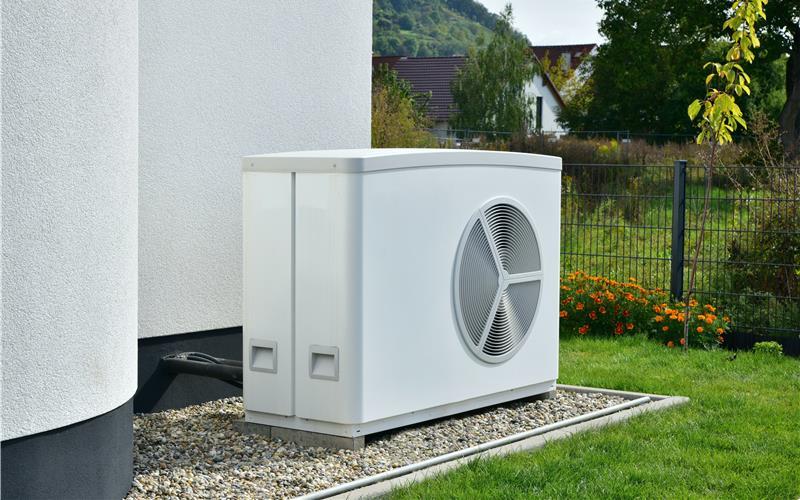 Wärmepumpe am Haus: Für jeden Standort muss eine individuelle Lösung gefunden werden. GB-Foto: Adobe Stock