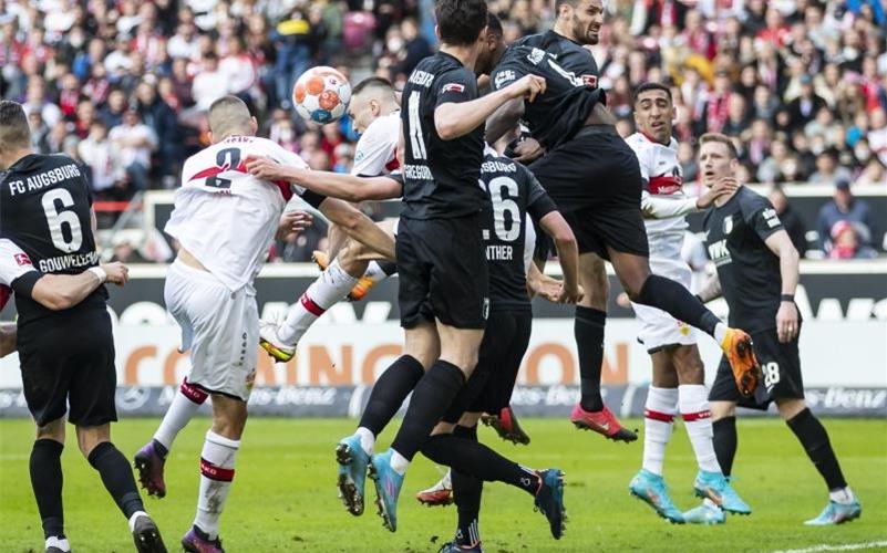 Waldemar Anton (3.v.l.) köpfte zum Stuttgarter 1:1 gegen Augsburg ein. Foto: Tom Weller/dpa