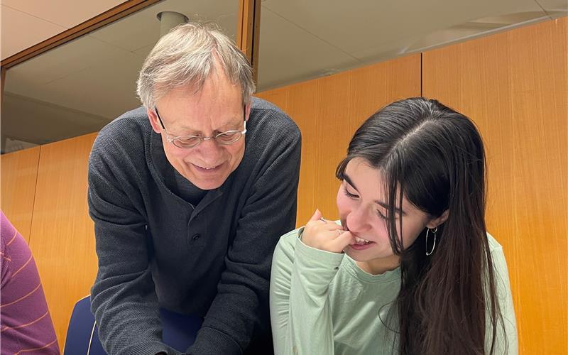 Walle Sayer und Schülerin Sofia del Val Velazco im Austausch. GB-Foto: Sibylle Schorpp